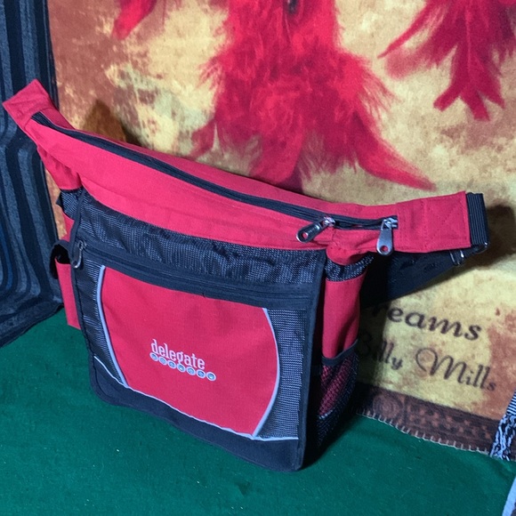 DELAGATE-red/black multi-compartment laptop/book shoulder messenger bag - Picture 2 of 11